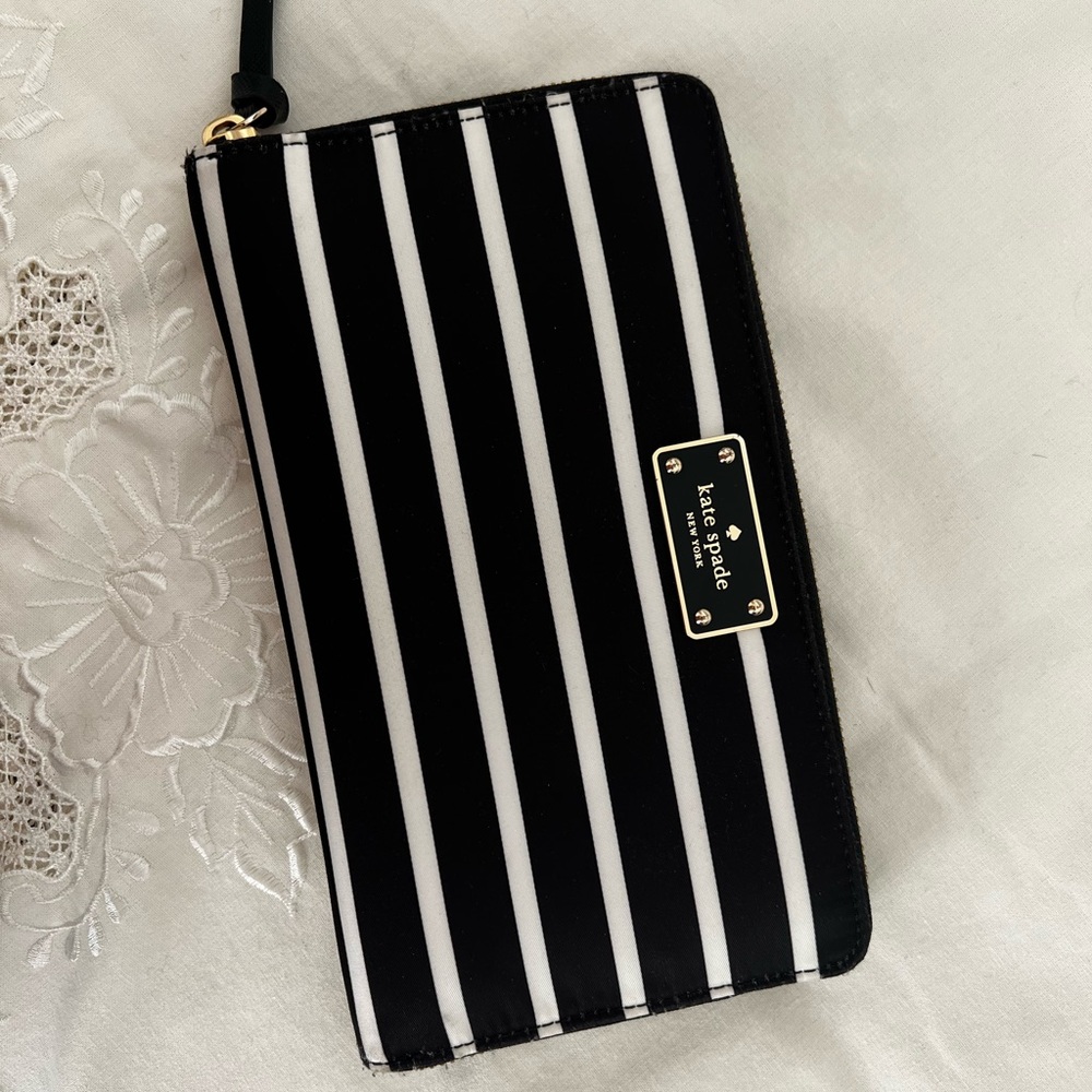 Kate Spade Continental Wallet in vinyl (NWOT)